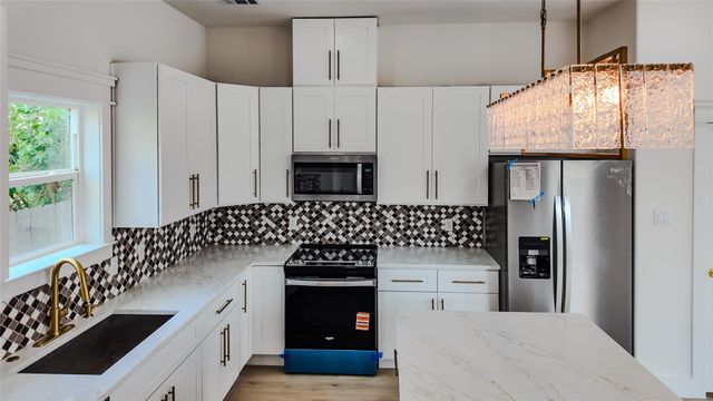 819 North Loop, Houston, TX 77022
