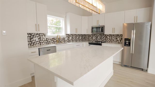 819 North Loop, Houston, TX 77022