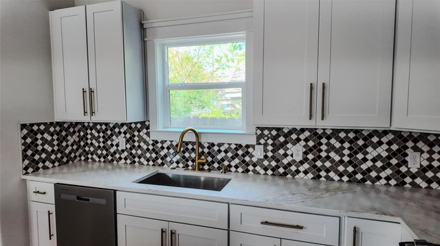 819 North Loop, Houston, TX 77022