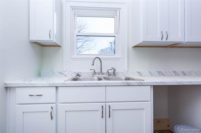 2261 Lawrence Street, Detroit, MI 48206