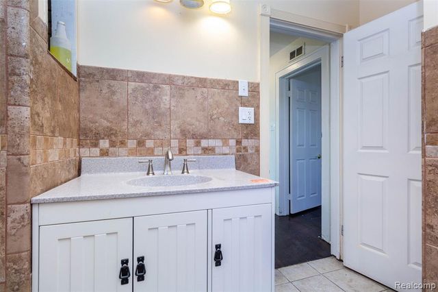 2261 Lawrence Street, Detroit, MI 48206