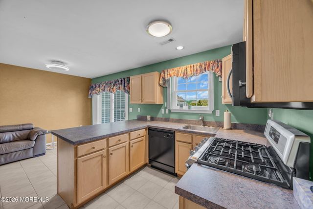 4 Aspen Lane, Freehold, NJ 07728