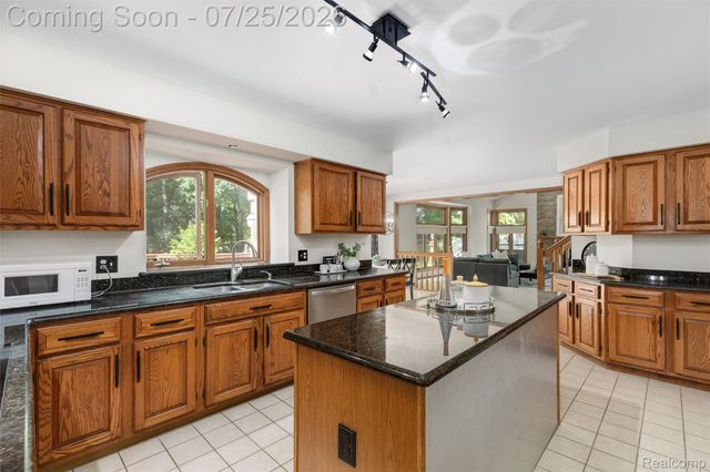 3740 Merriweather Lane, Rochester Hills, MI 48306