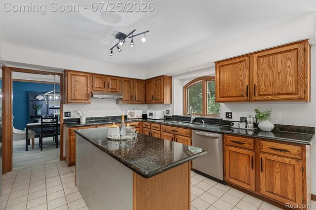 3740 Merriweather Lane, Rochester Hills, MI 48306