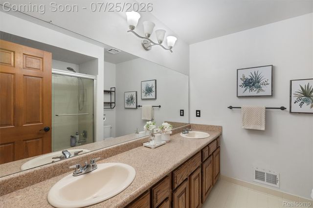 3740 Merriweather Lane, Rochester Hills, MI 48306