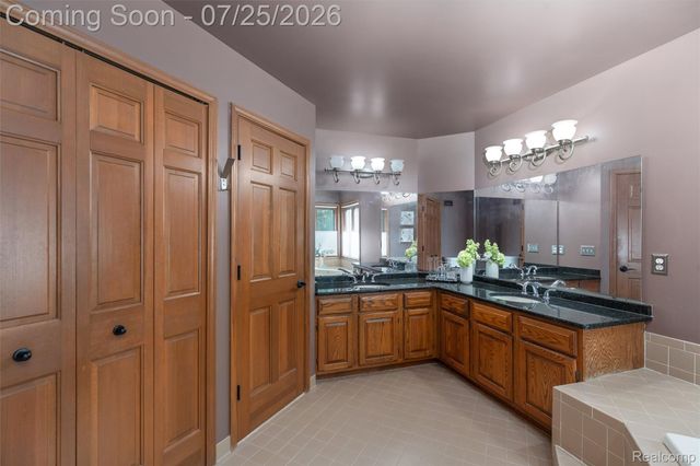 3740 Merriweather Lane, Rochester Hills, MI 48306