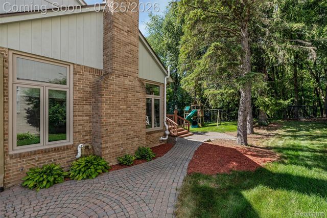 3740 Merriweather Lane, Rochester Hills, MI 48306