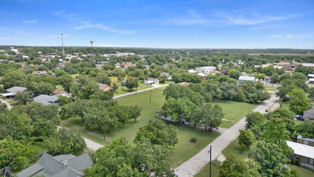 102 Elmo ST, Florence, TX 76527