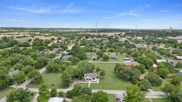 102 Elmo ST, Florence, TX 76527