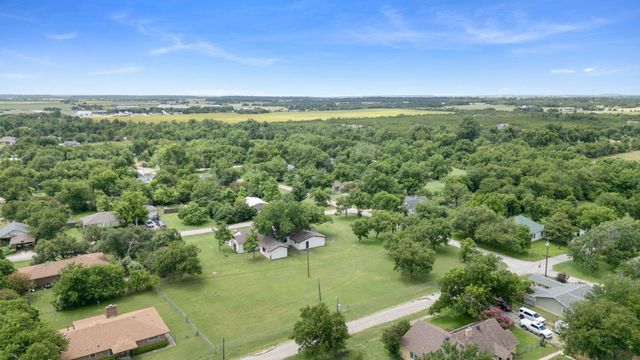 102 Elmo ST, Florence, TX 76527