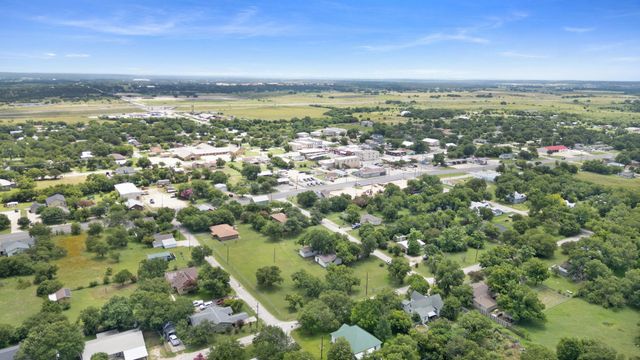 102 Elmo ST, Florence, TX 76527