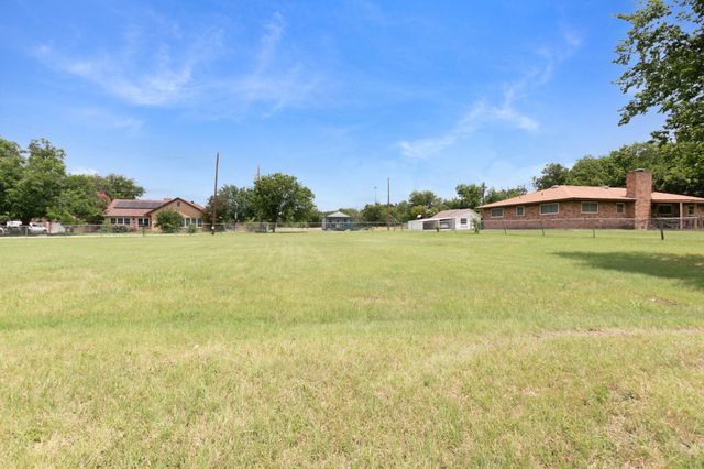 102 Elmo ST, Florence, TX 76527