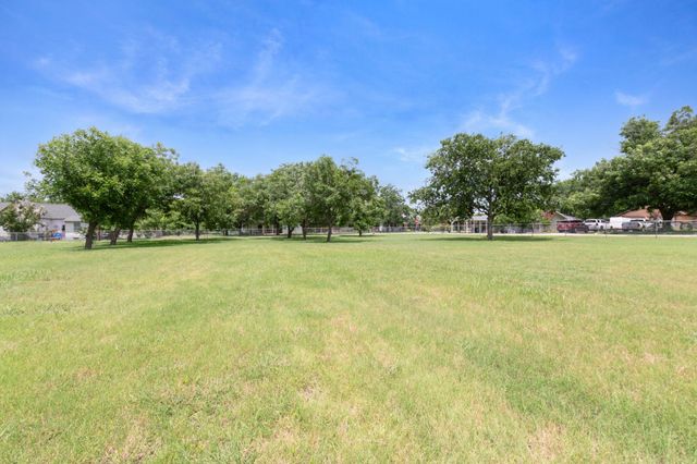 102 Elmo ST, Florence, TX 76527