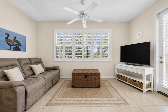 1252 LYNDHURST GREENS DRIVE, Sun City Center, FL 33573