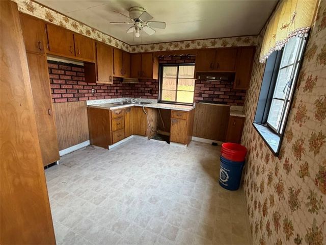 432 Mary St, Jeannette, PA 15644