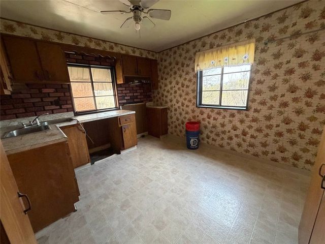 432 Mary St, Jeannette, PA 15644