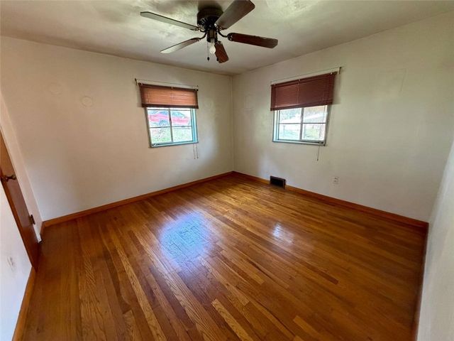 432 Mary St, Jeannette, PA 15644