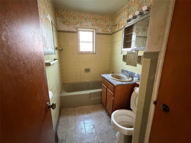 432 Mary St, Jeannette, PA 15644