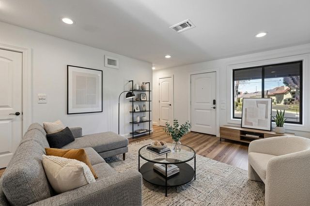 801 Nash Road B10, Hollister, CA 95023