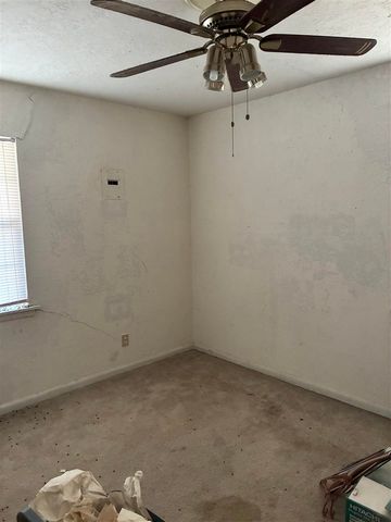 1305 NW Smith Ave, Lawton, OK 73507