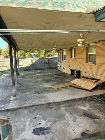 1305 NW Smith Ave, Lawton, OK 73507