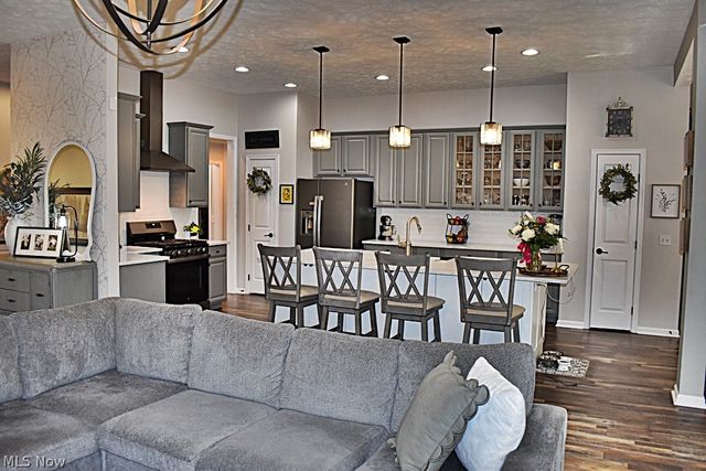 5670 W Longridge Drive, Seven Hills, OH 44131