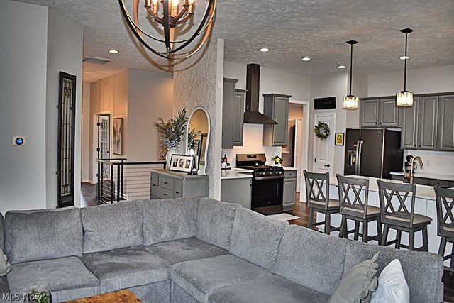5670 W Longridge Drive, Seven Hills, OH 44131