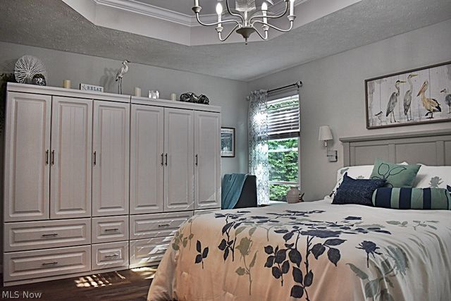 5670 W Longridge Drive, Seven Hills, OH 44131