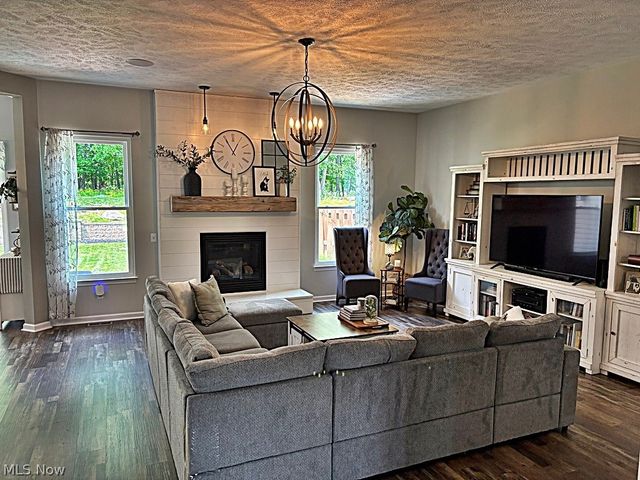 5670 W Longridge Drive, Seven Hills, OH 44131