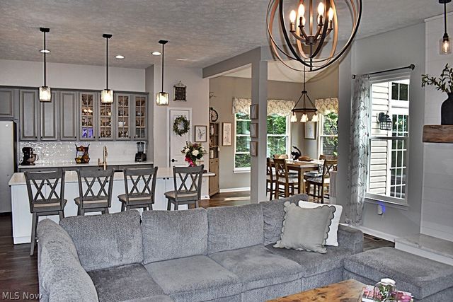 5670 W Longridge Drive, Seven Hills, OH 44131