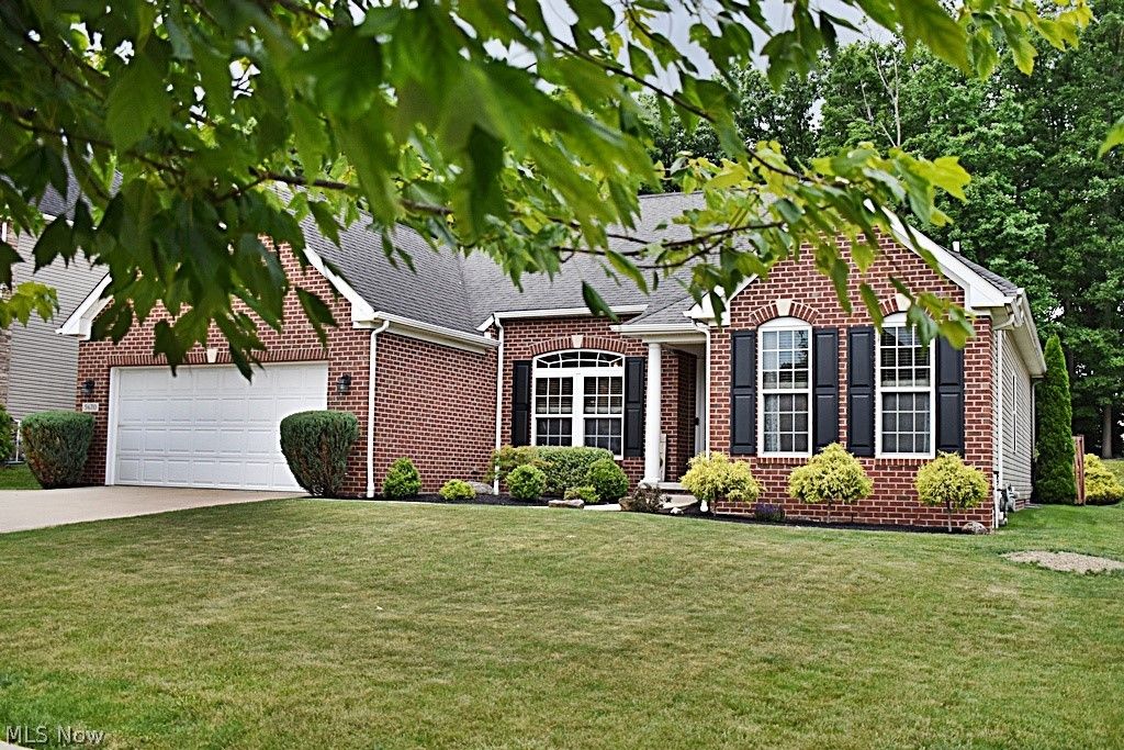 5670 W Longridge Drive, Seven Hills, OH 44131