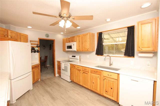 421 Lake Shore Drive, St Clair, MO 63077