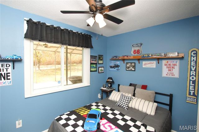 421 Lake Shore Drive, St Clair, MO 63077