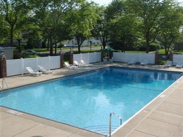 1436 Quaker Lane 162A, Prospect Heights, IL 60070