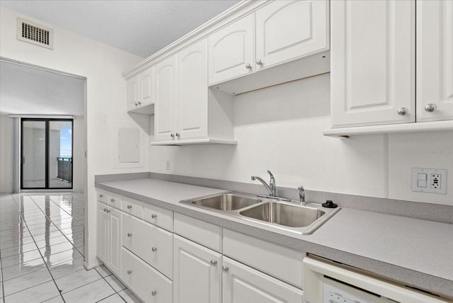 4822 OCEAN BOULEVARD 11E, Sarasota, FL 34242