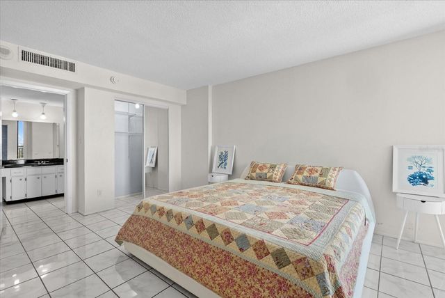 4822 OCEAN BOULEVARD 11E, Sarasota, FL 34242