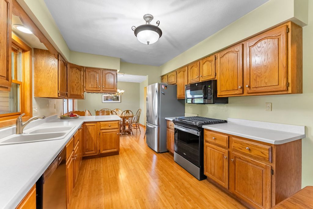 Image 15 of property listing at 11435 95th Avenue, Blue Grass, IA 52726