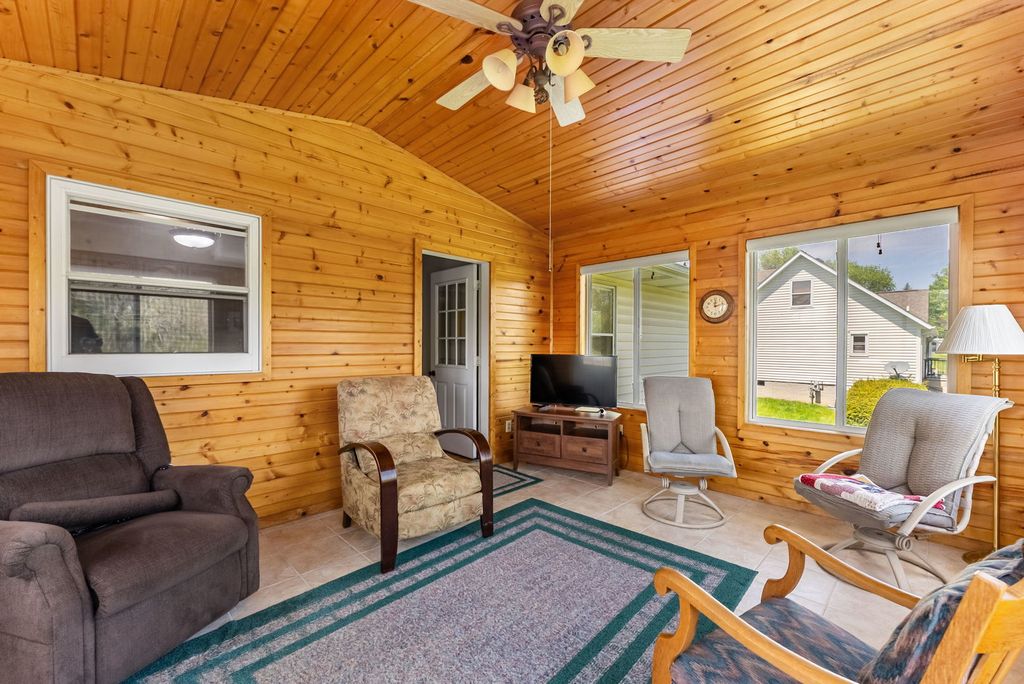 Image 18 of property listing at 11435 95th Avenue, Blue Grass, IA 52726
