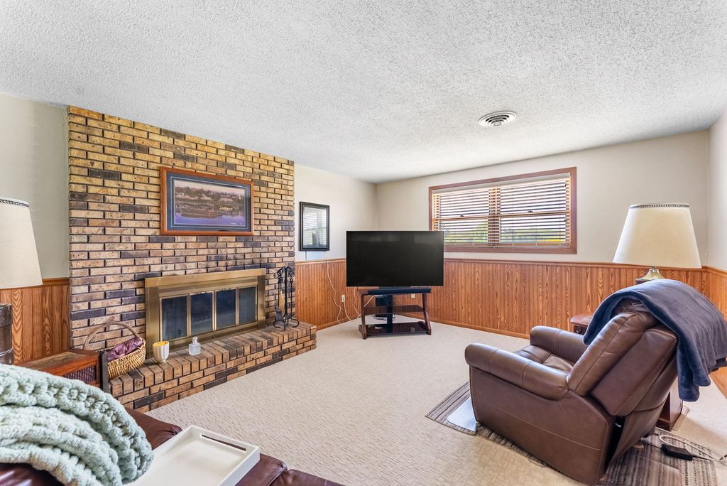 Image 23 of property listing at 11435 95th Avenue, Blue Grass, IA 52726