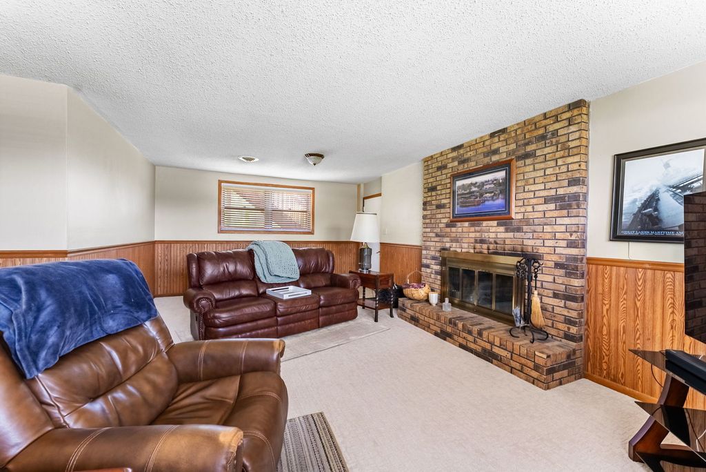 Image 24 of property listing at 11435 95th Avenue, Blue Grass, IA 52726