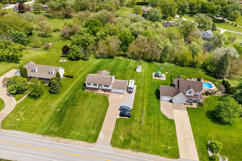 Image 7 of property listing at 11435 95th Avenue, Blue Grass, IA 52726