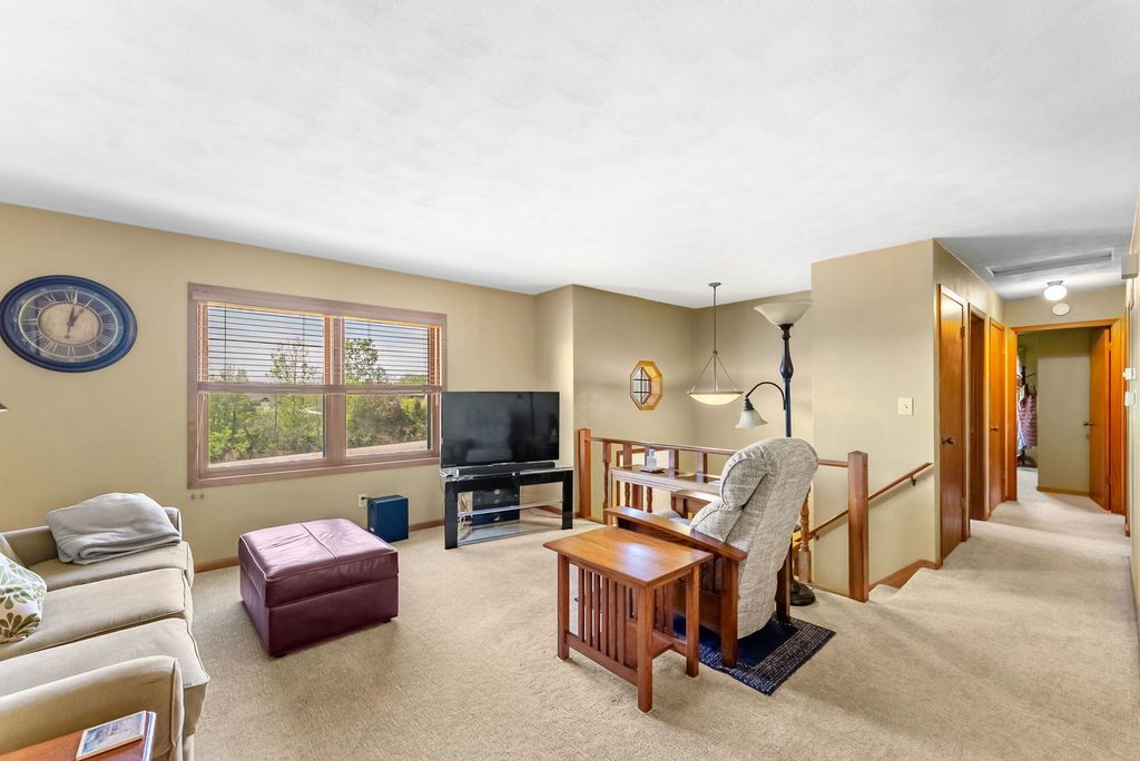 Image 10 of property listing at 11435 95th Avenue, Blue Grass, IA 52726