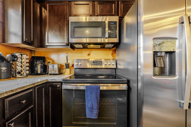 2053 Eagle Feather Dr, Sevierville, TN 37876