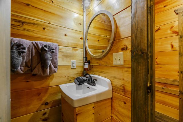2053 Eagle Feather Dr, Sevierville, TN 37876