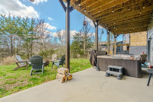 2053 Eagle Feather Dr, Sevierville, TN 37876