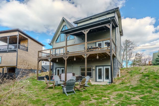 2053 Eagle Feather Dr, Sevierville, TN 37876