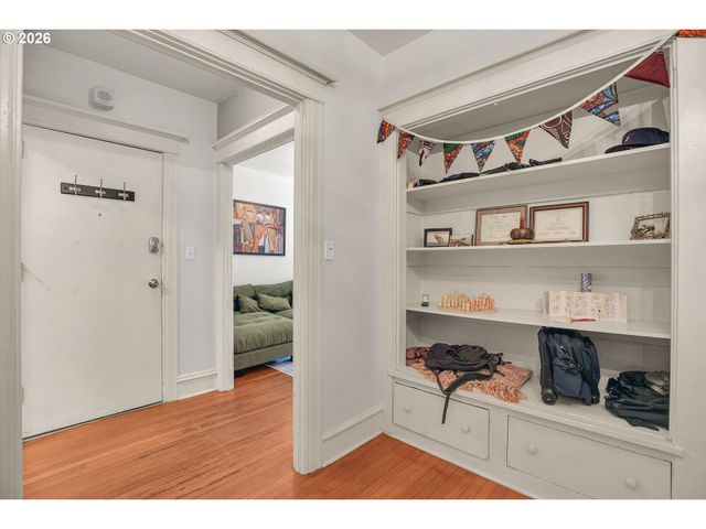 2109 Nw IRVING St 102, Portland, OR 97210