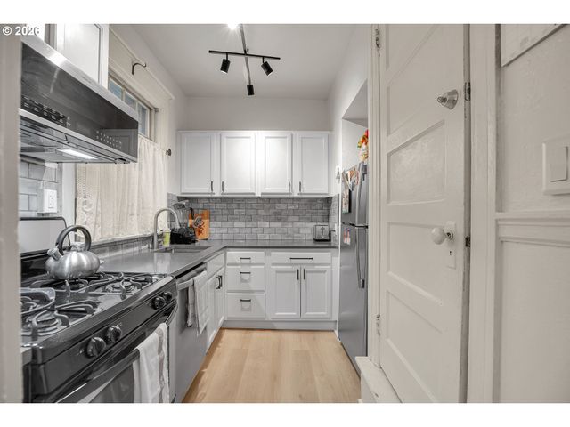 2109 Nw IRVING St 102, Portland, OR 97210