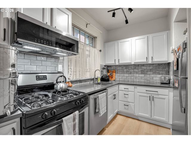 2109 Nw IRVING St 102, Portland, OR 97210