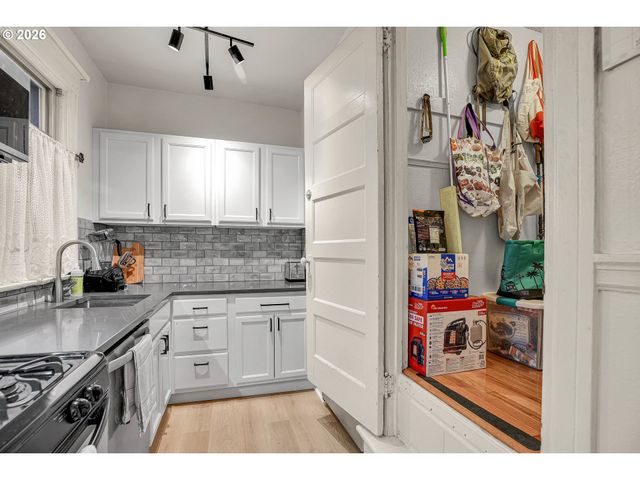 2109 Nw IRVING St 102, Portland, OR 97210